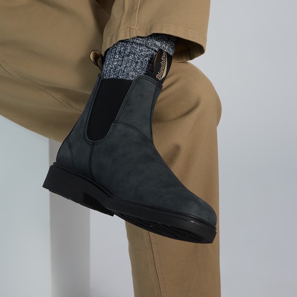 BLUNDSTONE Men’s Chisel Toe in Rustic black boots